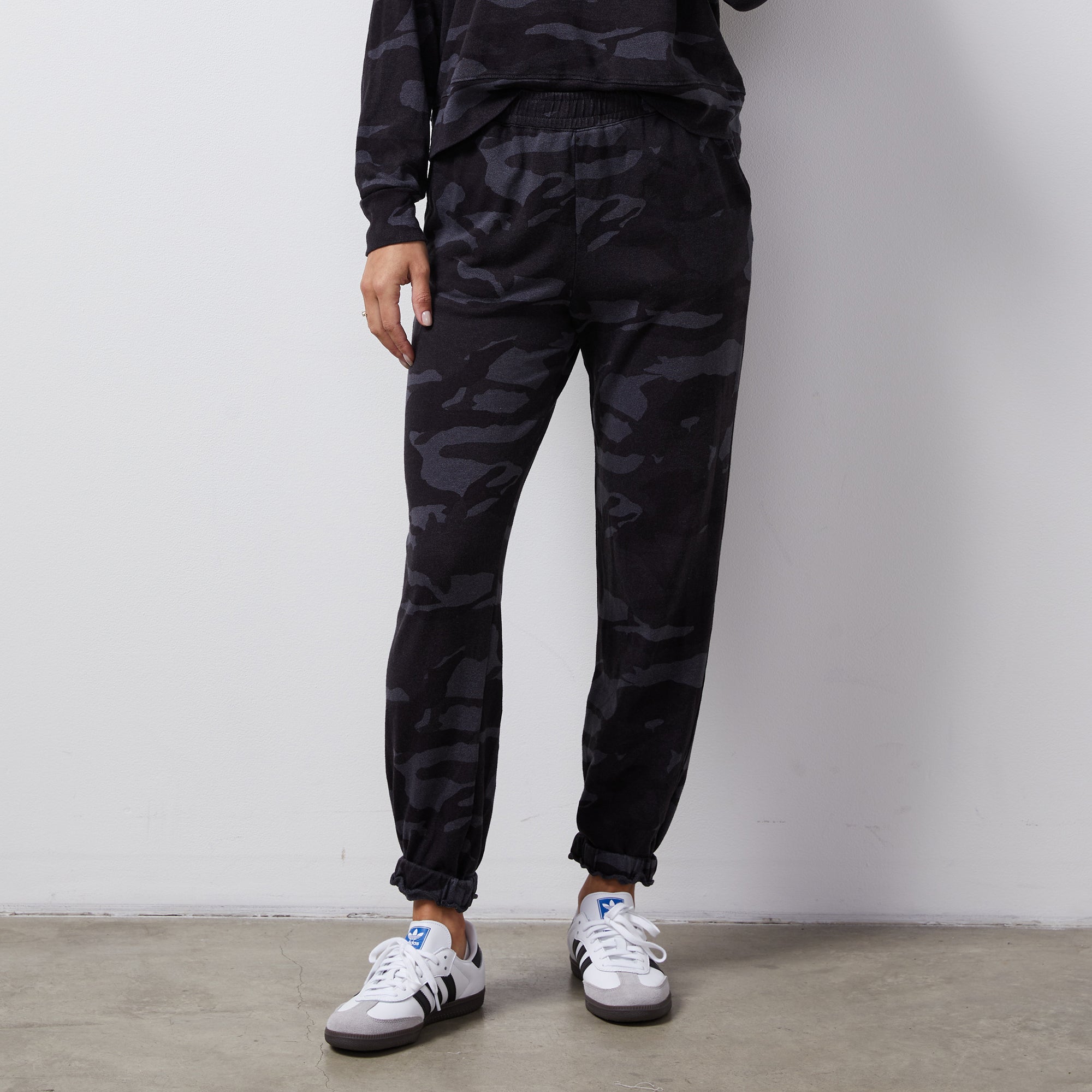 Monrow camo sweatpants outlet