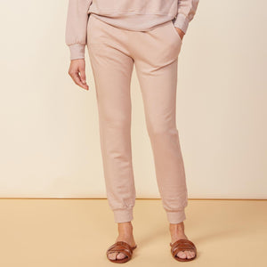 Front view of model wearing the supersoft fleece joggers in taupe.