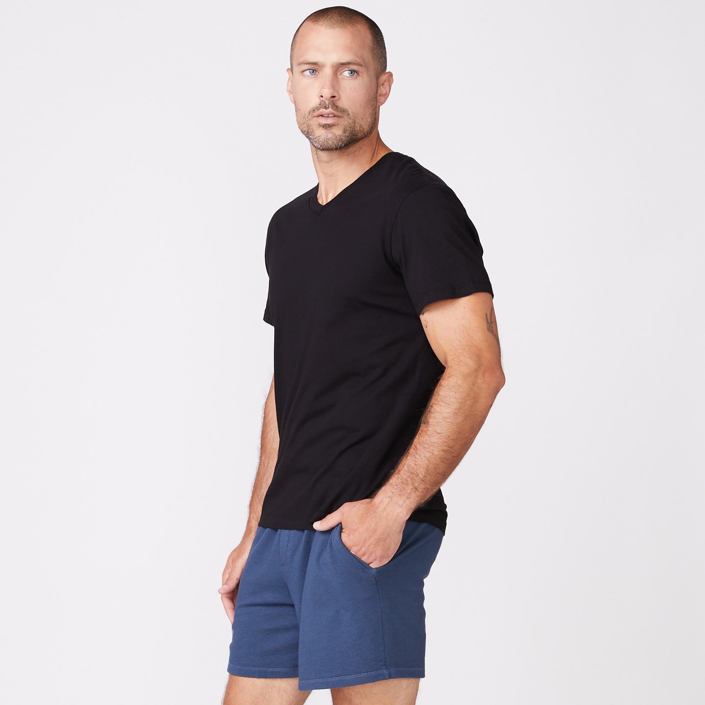 Relaxed V (1666494365798)