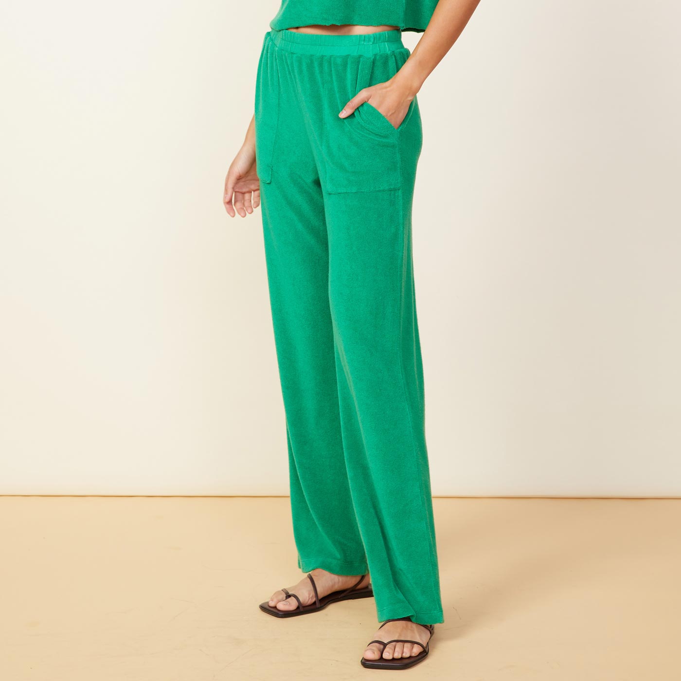 Side view of model wearing the terry cloth patch pocket pant in jungle.