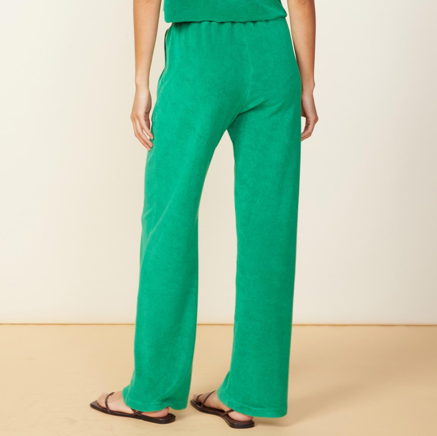 Back view of model wearing the terry cloth patch pocket pant in jungle.