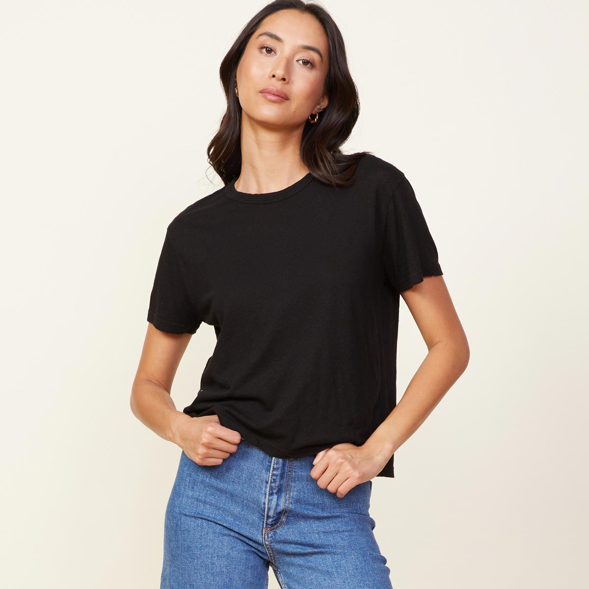 Front view of model wearing the linen athletic tee in black.