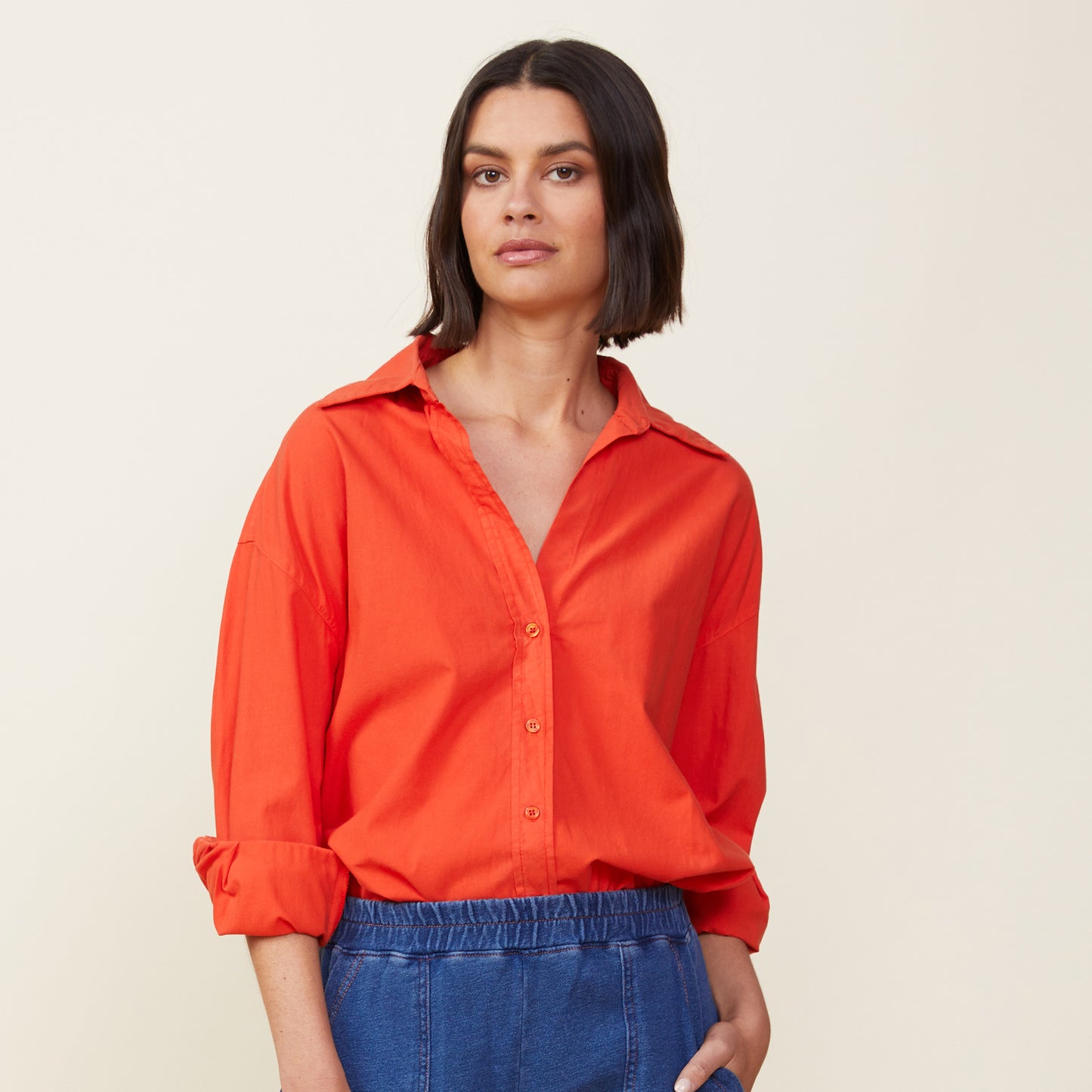 Front view of model wearing the poplin shirt in samba.
