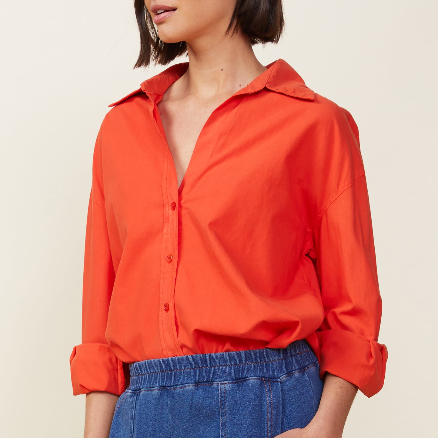 Front view of model wearing the poplin shirt in samba.