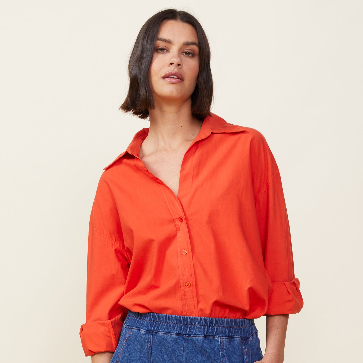 Front view of model wearing the poplin shirt in samba.