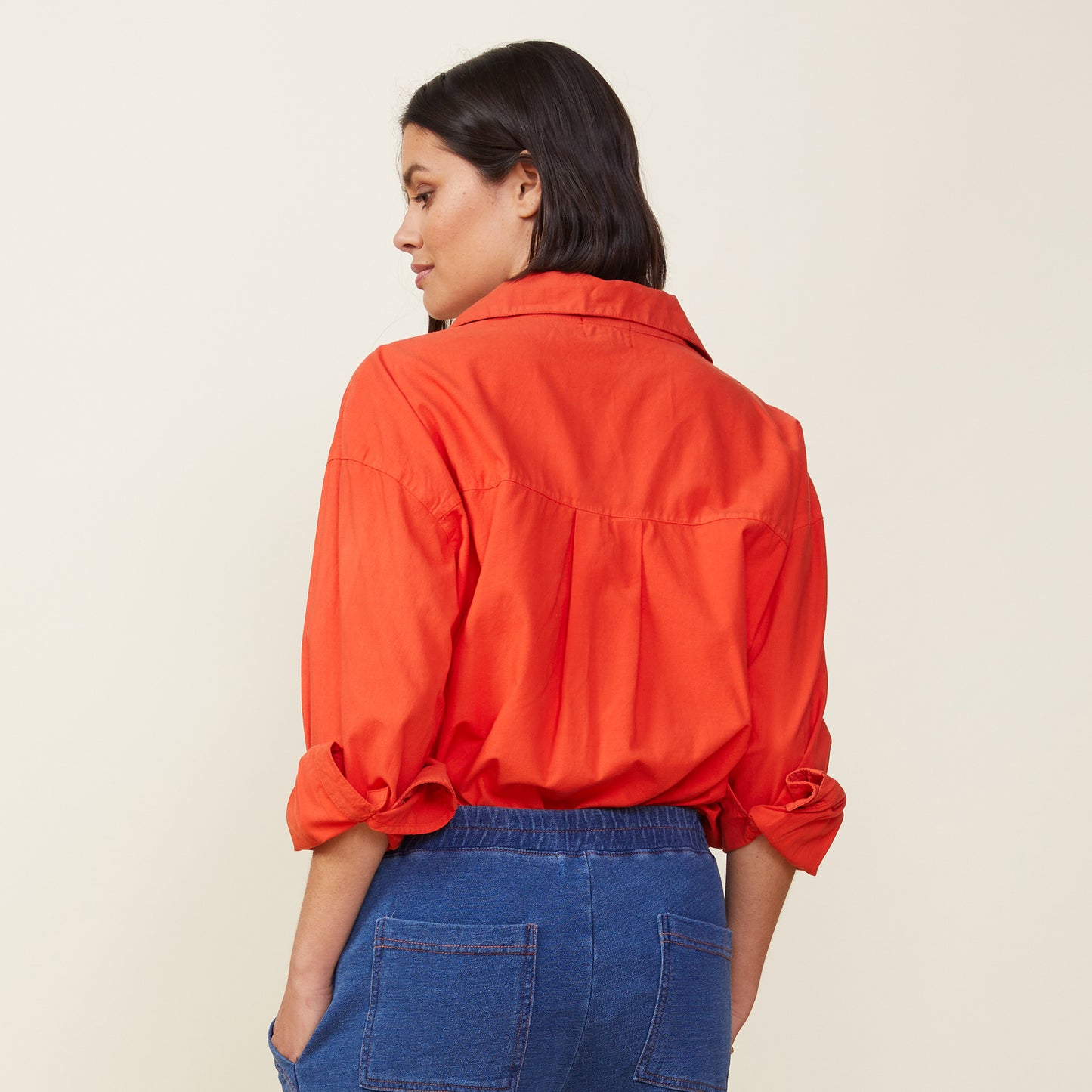 Back view of model wearing the poplin shirt in samba.