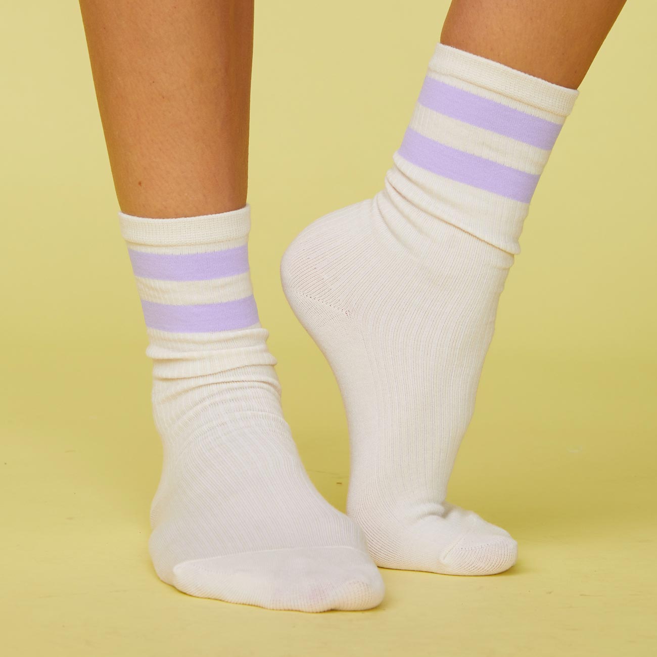 Front view of model's feet wearing the stripe socks in wisteria.