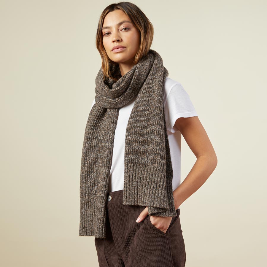 Front view of model wearing the marled scarf in black sesame.