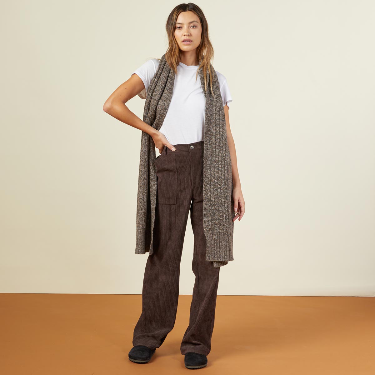 Front view of model wearing the marled scarf in black sesame.