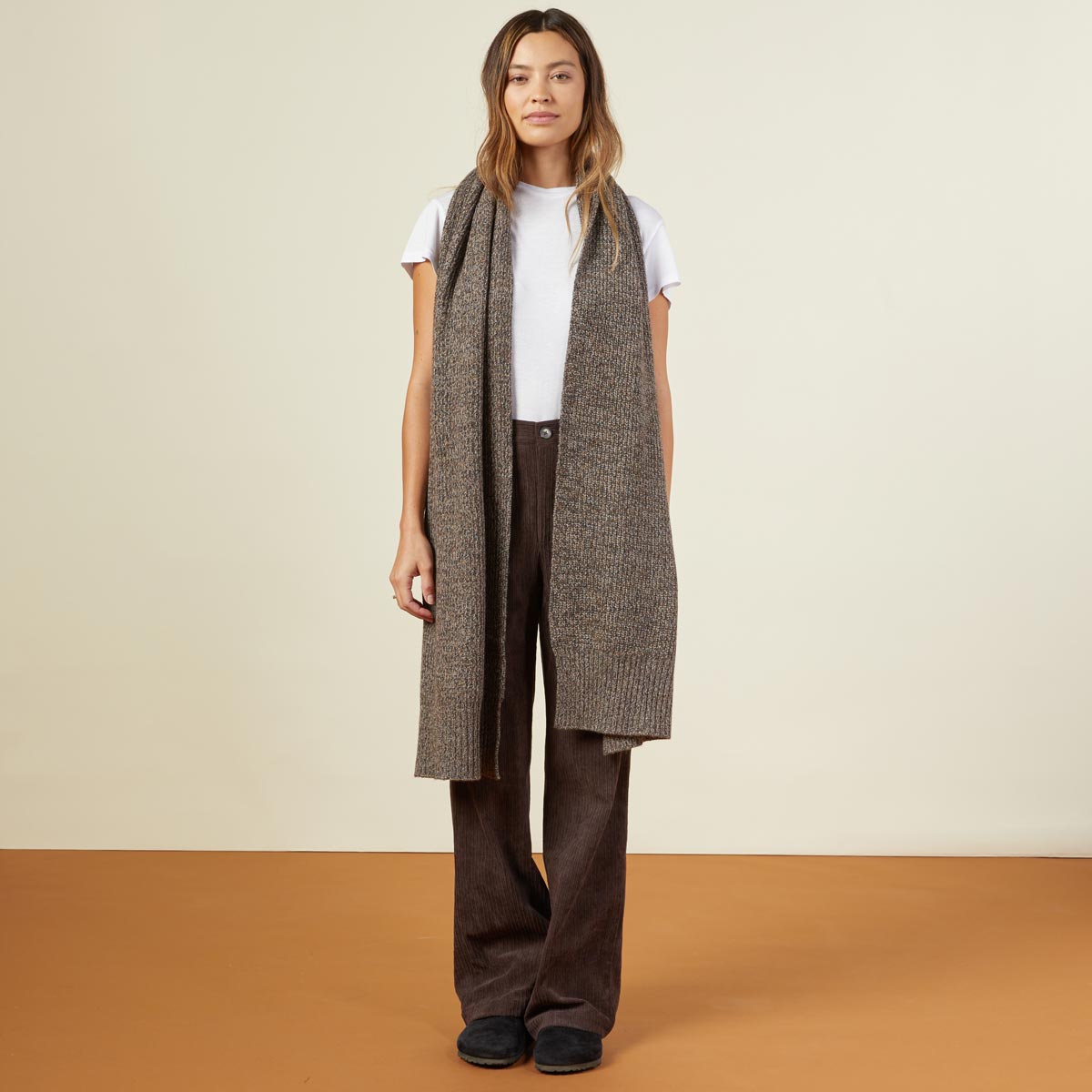 Front view of model wearing the marled scarf in black sesame.