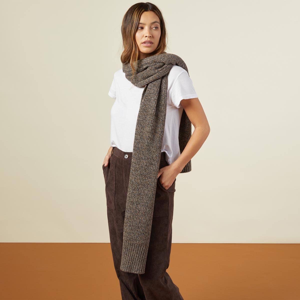 Front view of model wearing the marled scarf in black sesame.