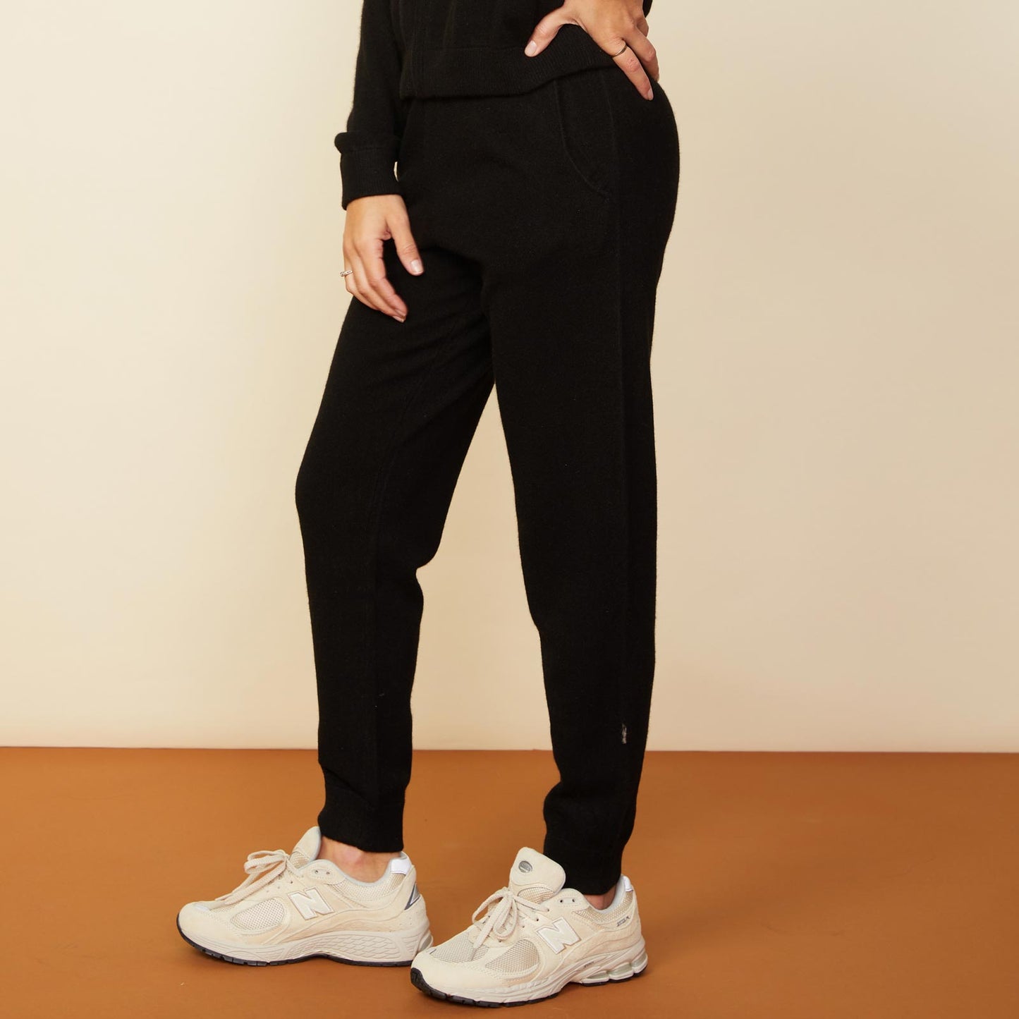 Side view of model wearing the cashmere jogger in black.