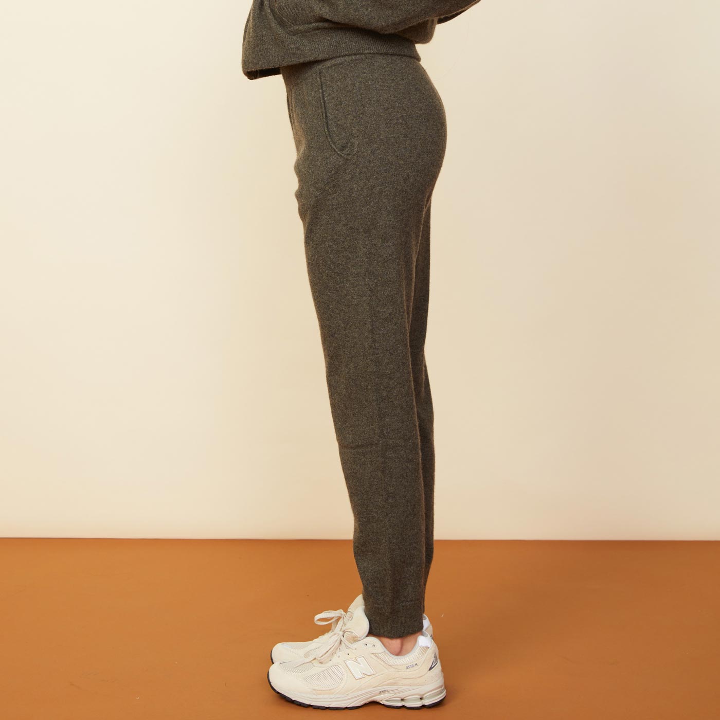 Side view of model wearing the cashmere jogger in moss.