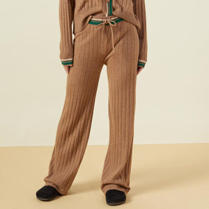 Front view of model wearing the sweater rib lounge sweat in camel.