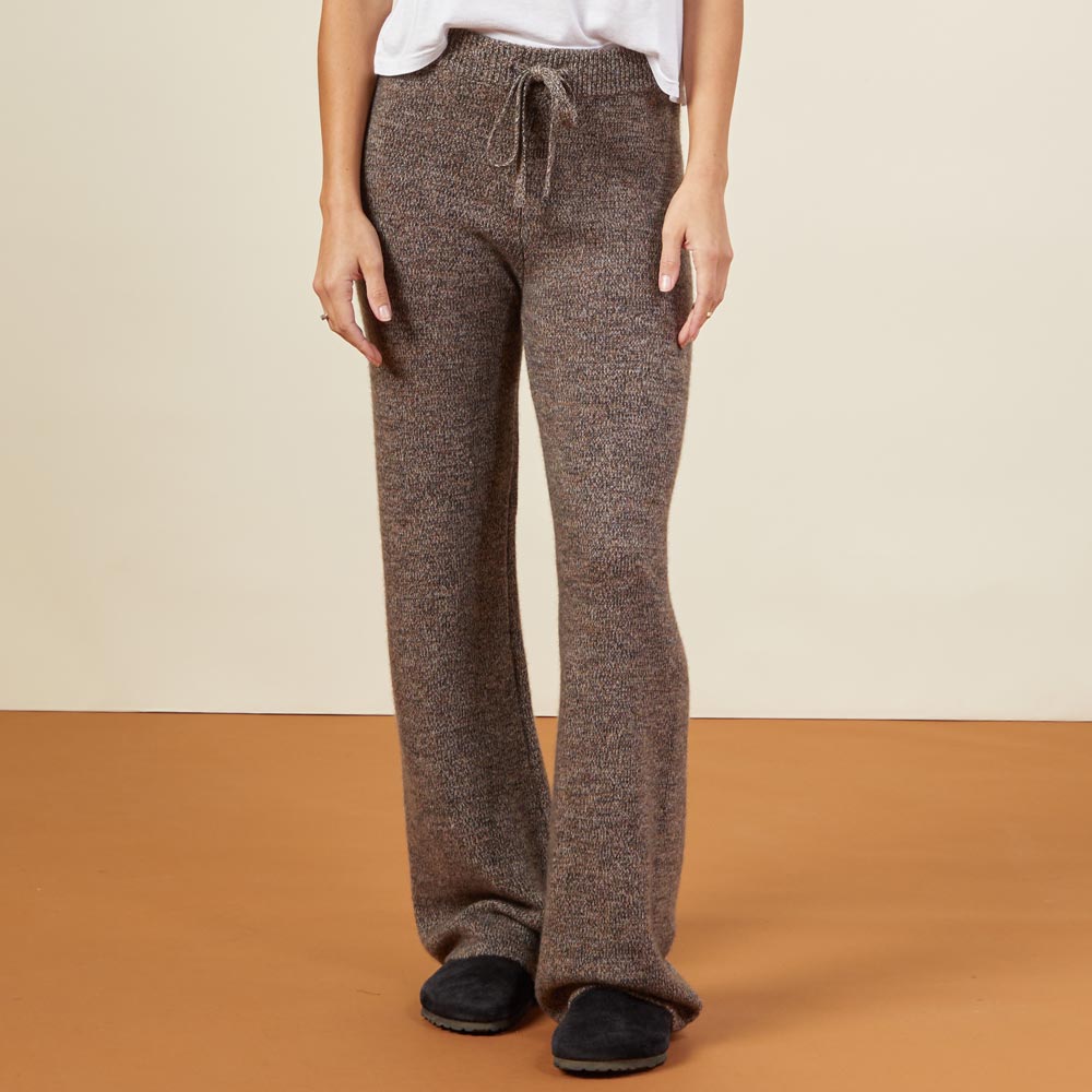 Front view of model wearing the marled lounge pant in black sesame.
