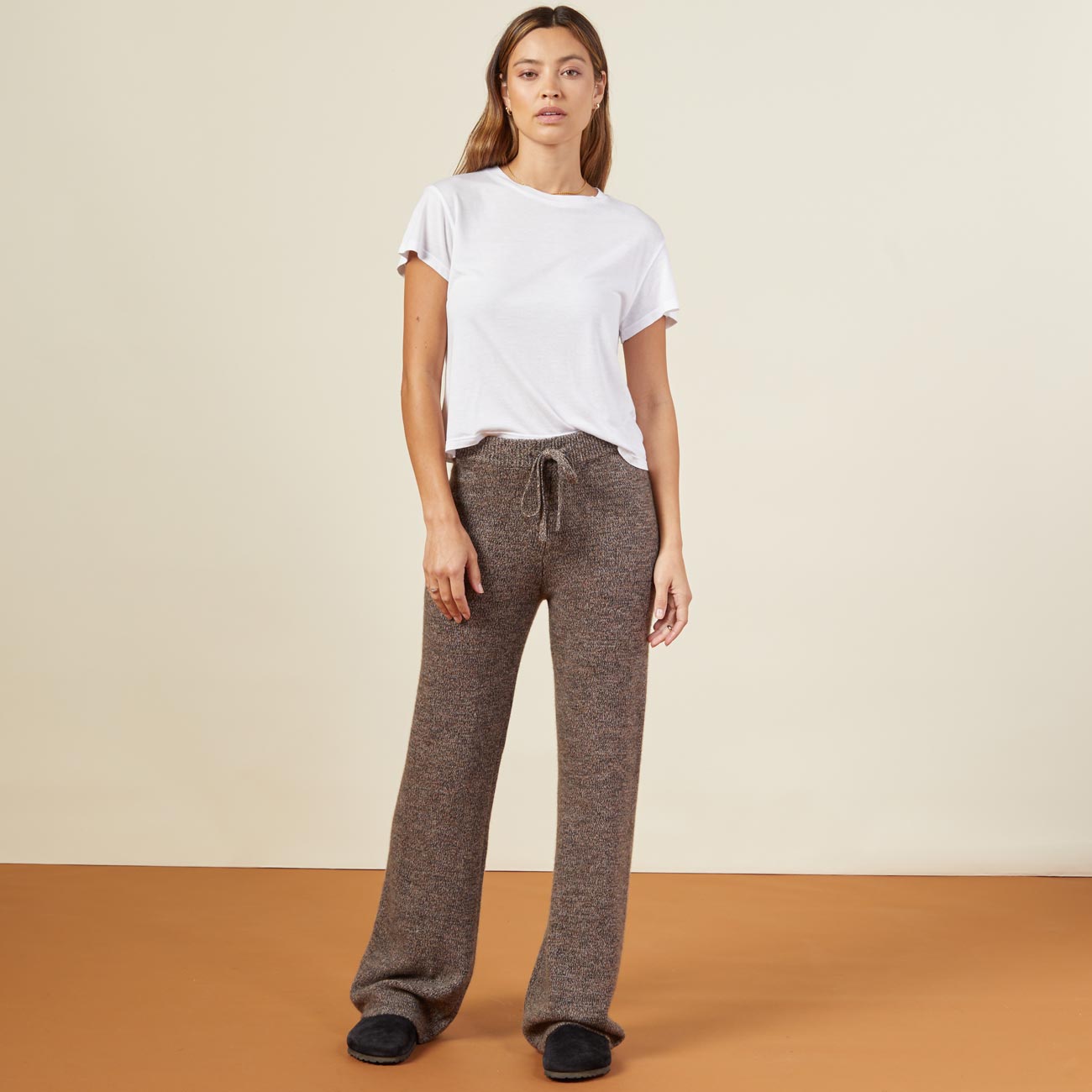 Front view of model wearing the marled lounge pant in black sesame.