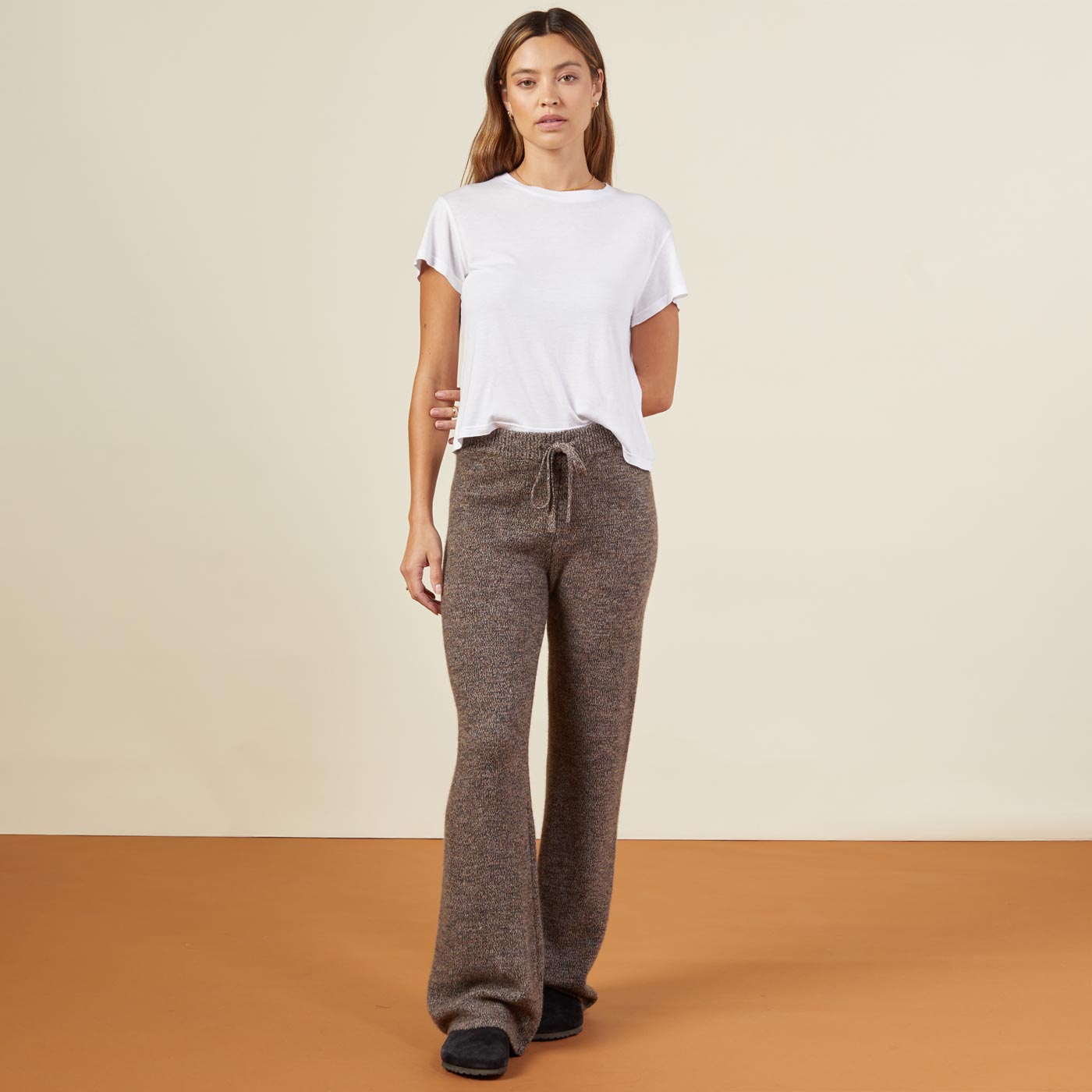 Front view of model wearing the marled lounge pant in black sesame.