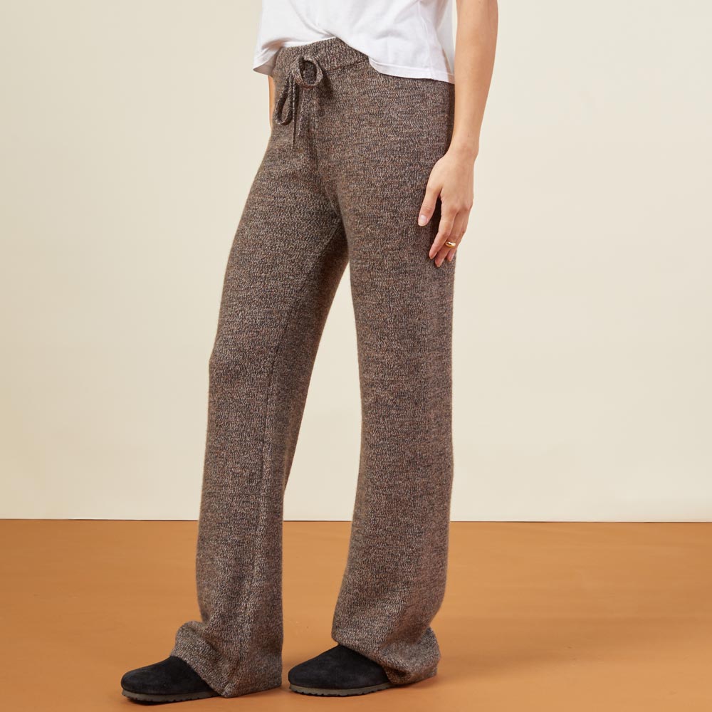 Side view of model wearing the marled lounge pant in black sesame.