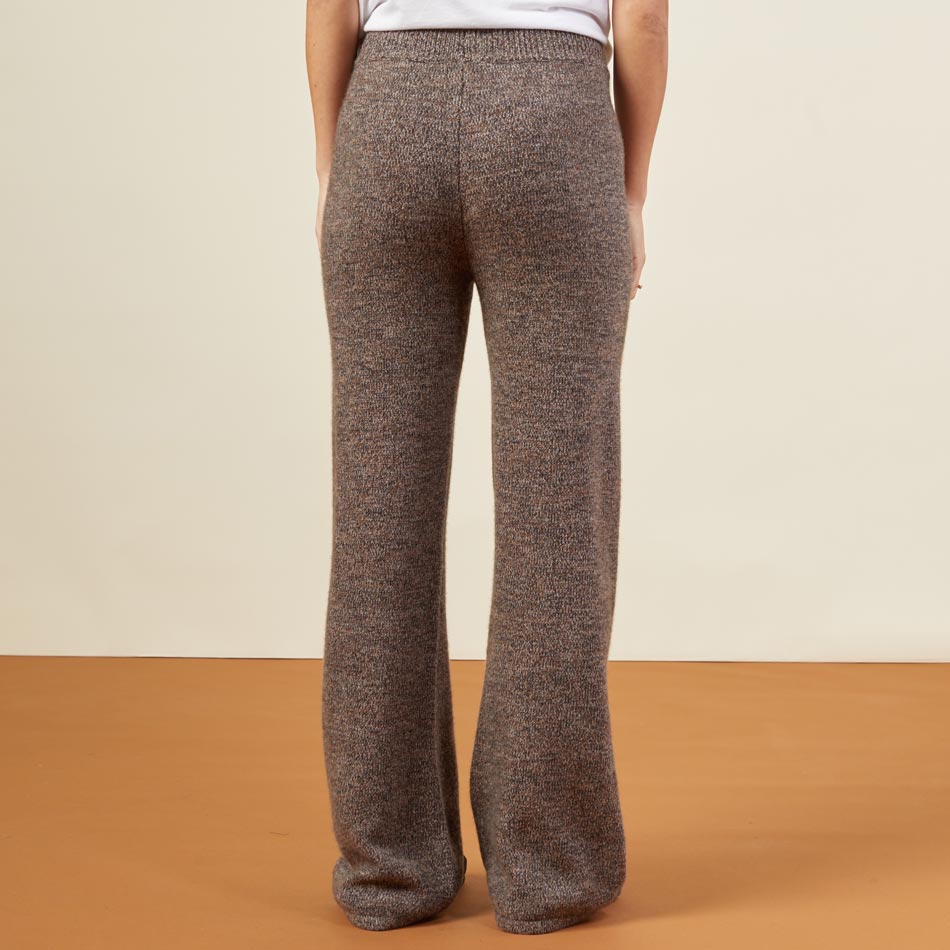 Back view of model wearing the marled lounge pant in black sesame.