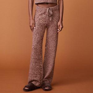 Front view of model wearing the marled lounge pant in pomegranate.