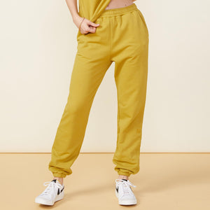 Front view of model wearing the 90's classic joggers in golden olive.