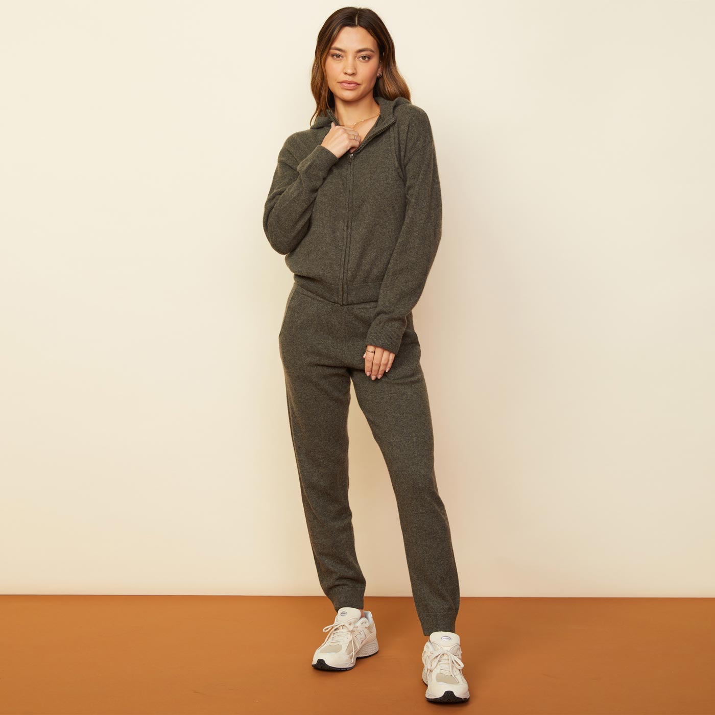 Front view of model wearing the cashmere jogger in moss.