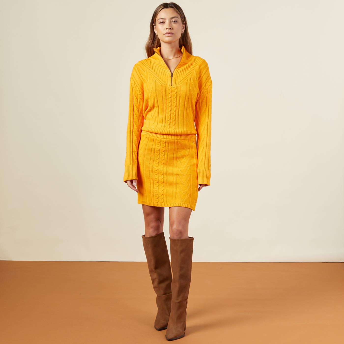 Front view of model wearing the sweater mini skirt in mango.