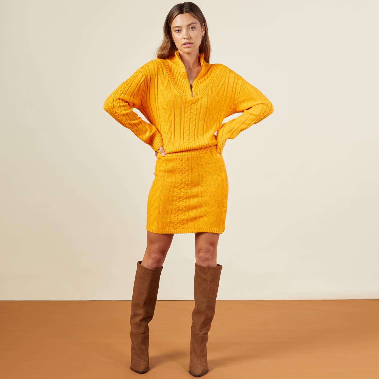 Front view of model wearing the sweater mini skirt in mango.