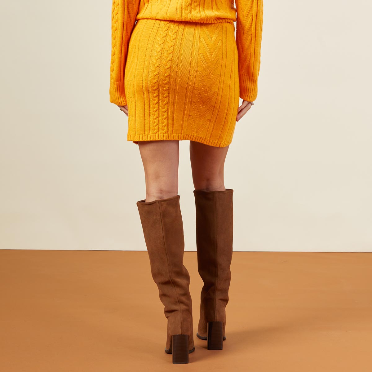Back view of model wearing the sweater mini skirt in mango.