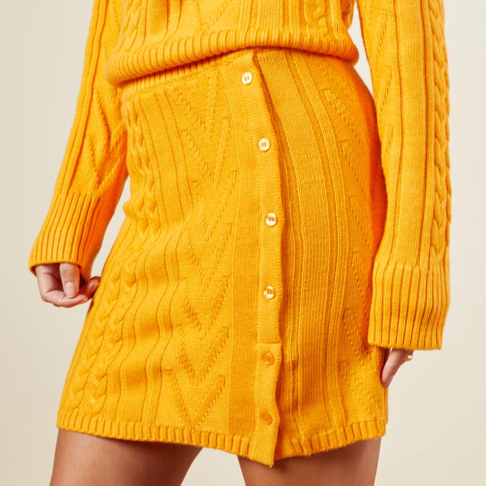 Close up view of model wearing the sweater mini skirt in mango.