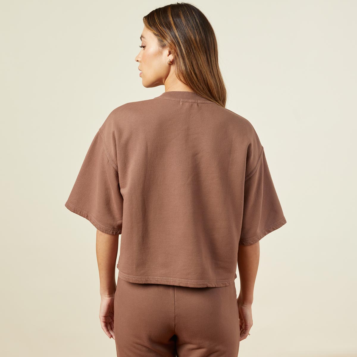Back view of model wearing the 90's classic sweatshirt tee in dusty cocoa.