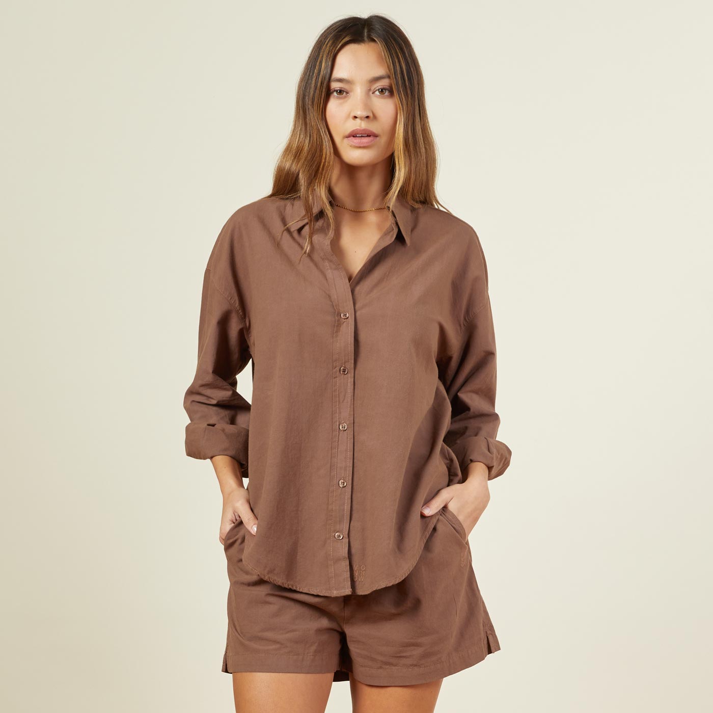 Front view of model wearing the poplin shirt in dusty cocoa.
