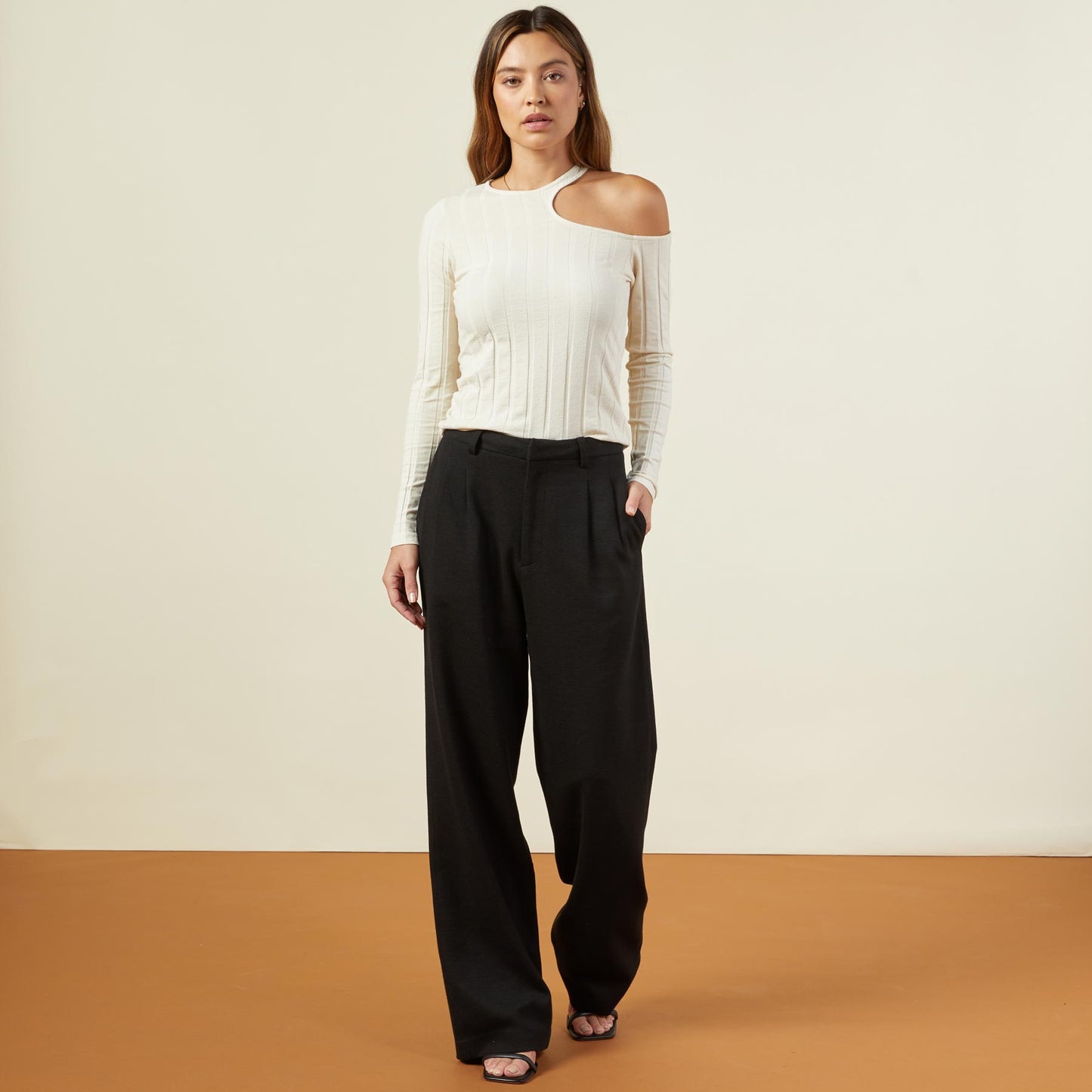 Front view of model wearing the flat rib asymmetric long sleeve in off white.