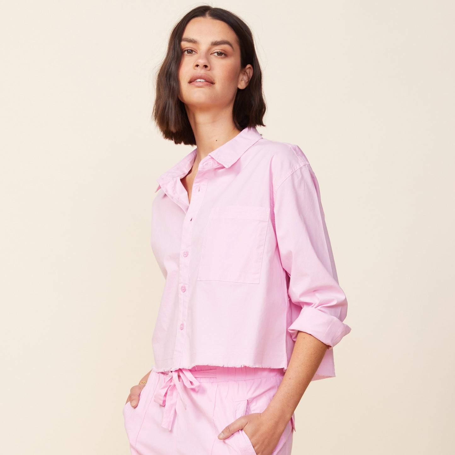 Side view of model wearing the cropped poplin shirt in pink lavender.