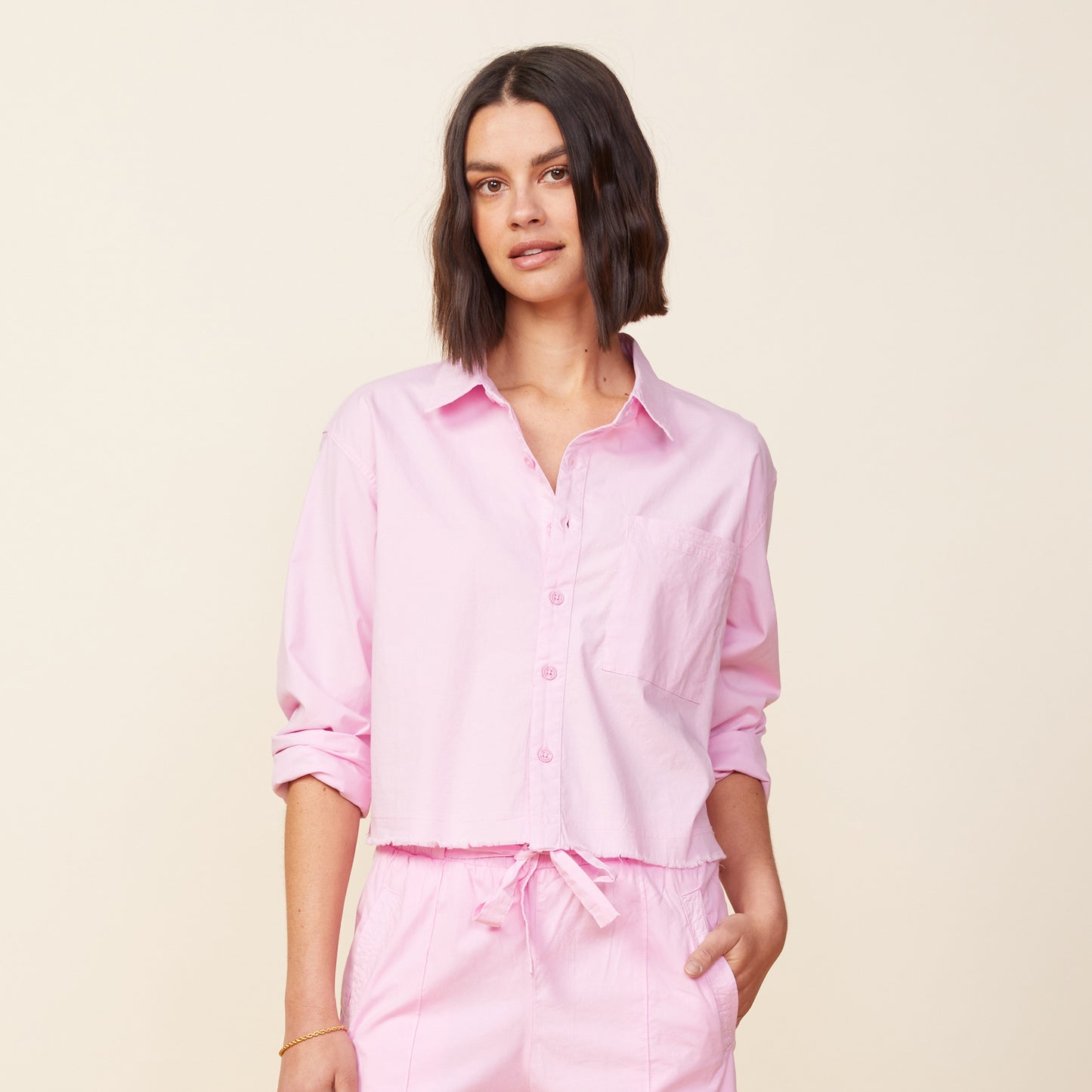 Front view of model wearing the cropped poplin shirt in pink lavender.