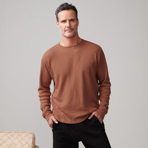 Front view of model wearing the thermal long sleeve crew in caramel.